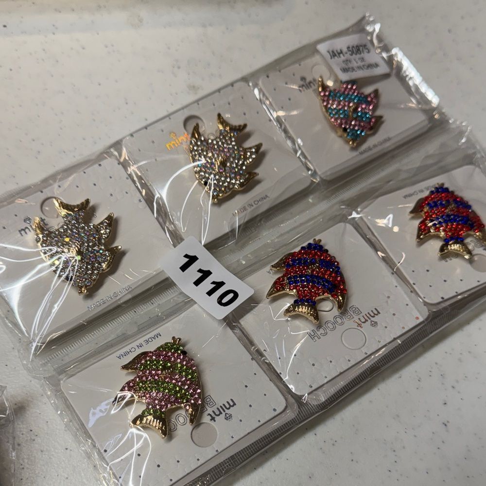 1110 NWTāBrooch - price for oneā brooch